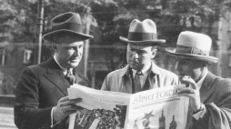 Reżyser filmowy Józef Lejtes, publicysta i teatrolog Michał Orlicz i operator filmowy Weyman przeglądają na ulicy tygodnik "Swiatowid". 1931 r. Fot. NAC