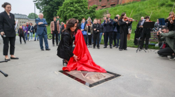 Prezydent Krakowa Jacek Majchrowski (C-tył) oraz żona Jana A.P. Kaczmarka Aleksandra Twardowska-Kaczmarek (C-przód) podczas uroczystości odsłonięcia gwiazdy Jana A.P. Kaczmarka w krakowskiej Alei Gwiazd. Fot. PAP/Art Service