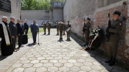 Ks. Marcin Gryz (L), kierownik Sekcji Obsługi Ekspozycji muzeum Michał Gruszczyński (5L), zastępca prezesa IPN Karol Polejowski (2L), kierownik Działu Edukacji muzeum Maciej Nowak-Kreyer (4L) i Rafał Skórniewski (3L) z Instytutu Dziedzictwa Myśli Narodowej im. R. Dmowskiego i I. J. Paderewskiego podczas obchodów 75. rocznicy stracenia ppłk. Stanisława Kasznicy i kpt. Lecha Neymana w Muzeum Żołnierzy Wyklętych i Więźniów Represjonowanych PRL w Warszawie. Fot. PAP/A. Zawada