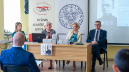 Prof. dr hab. Tadeusz Wolsza (P), dr hab. prof. UKW Danuta Jastrzębska-Golonka (2P), dr Ewa Kowalska (2L) i dr Ewa Dulna-Rak (L) podczas konferencji naukowej „Echa Zbrodni Katyńskiej – ofiary, kapelani, archiwa i pamięć” w Domu Kultury Polskiej w Wilnie. Fot. PAP/V. Doveiko
