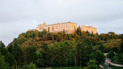 Widok na Opactwo Benedyktynów na wzgórzu Monte Cassino. Fot. PAP/A. Zawada