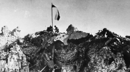 Polska flaga nad rumowiskiem klasztoru Monte Cassino. 18.05.1944. Fot. PAP/CAF