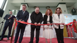 Przewodniczący Rady Najwyższej Ukrainy Rusłan Stefanczuk (2L), ambasador Ukrainy w Polsce Wasyl Zwarycz (2L), wicemarszałek Sejmu Małgorzata Kidawa-Błońska (P), dyrektor Międzynarodowych Targów Książki w Warszawie Jacek Oryl (L) i zastępca prezydenta Warszawy Aldona Machnowska-Góra (2P) podczas otwarcia Międzynarodowych Targów Książki w Pałacu Kultury i Nauki w Warszawie. Fot. PAP/M. Obara