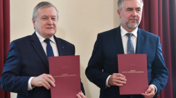 Warszawa, 09.05.2023. Wicepremier, minister kultury i dziedzictwa narodowego Piotr Gliński (L) i marszałek województwa wielkopolskiego Marek Woźniak (P) na podpisaniu umowy dot. prowadzenia wspólnej instytucji kultury – Wielkopolskiego Muzeum Niepodległości w Poznaniu, w siedzibie Ministerstwa Kultury i Dziedzictwa Narodowego w Warszawie. Fot. PAP/R. Pietruszka