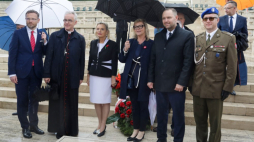 Ambasador RP we Włoszech Anna Maria Anders (3L), prezes Instytutu Pamięci Narodowej Karol Nawrocki (2P), wojewoda zachodniopomorski Zbigniew Bogucki (L) i biskup polowy Wiesław Lechowicz (2L) podczas uroczystości na Polskim Cmentarzu Wojennym na Monte Cassino. 18.05.2023. Fot. PAP/A. Zawada