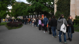 Kolejka zwiedzających przed siedzibą Muzeum Narodowego podczas Nocy Muzeów. Warszawa, 14.05.2022. Fot. PAP/R. Pietruszka
