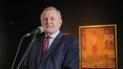 Wicepremier, minister kultury i dziedzictwa narodowego Piotr Gliński podczas otwarcia wystawy "Jerzy Nowosielski. Przeciwpragnienia" w Kordegardzie Galerii Narodowego Centrum Kultury w Warszawie. Fot. PAP/M. Marek