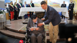 Weteran płk Otton Hulacki (C) podczas uroczystości w miejscowości Piedimonte San Germano. Fot. PAP/A. Zawada