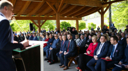 Polanka Wielka, 11.05.2023. Wicepremier Piotr Gliński (5P), minister funduszy i polityki regionalnej Grzegorz Puda (4P), wiceminister rodziny i polityki społecznej Stanisław Szwed (7P), biskup bielsko-żywiecki Roman Pindel (6P), rzecznik Prawa i Sprawiedliwości Rafał Bochenek (P), poseł PiS Krzysztof Kozik (2P) oraz małopolska radna Iwona Gibas (3P) podczas uroczystego otwarcia Beskidzkiego Muzeum Rozproszonego diecezji bielsko-żywieckiej w kościele św. Mikołaja. Fot. PAP/Z. Meissner