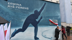 Warszawa, 17.05.2023. Dziennikarz sportowy Artur Szulc podczas uroczystego odsłonięcie tablicy pamiątkowej poświęconej Erwinie Ryś-Ferens w Warszawie. Tablica znajduje się na muralu budynku przy ul. Noskowskiego 8, w którym wybitna, polska panczenistka przez wiele lat mieszkała. Fot. PAP/P. Nowak