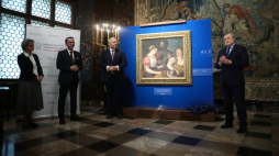 Kraków, 19.05.2023. Wicepremier, minister kultury Piotr Gliński (P), wicepremier, minister aktywów państwowych Jacek Sasin (2P), dyrektor placówki Andrzej Betlej (2L) i dr Joanna Winiewicz-Wolska (L) na uroczystym otwarciu pokazu prezentującego najnowsze dzieła w kolekcji Zamku Królewskiego na Wawelu. Fot. PAP/Ł. Gągulski