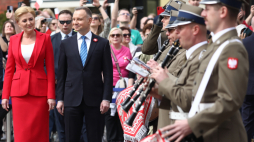 Prezydent RP Andrzej Duda (2L) i pierwsza dama RP Agata Kornhauser-Duda (L) wzięli udział w obchodach Dnia Flagi Rzeczypospolitej Polskiej oraz Dnia Polonii i Polaków za Granicą na placu Zamkowym w Warszawie. Fot. PAP/T. Gzell