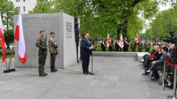 Szef Urzędu do Spraw Kombatantów i Osób Represjonowanych Jan Józef Kasprzyk (C) podczas uroczystości przed pomnikiem rotmistrza Witolda Pileckiego. Warszawa, 25.05.2025. Fot. PAP/P. Nowak