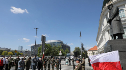 Złożenie kwiatów przed pomnikiem Józefa Piłsudskiego. Warszawa, 12.05.2023. Fot. PAP/P. Supernak