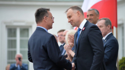 Warszawa, 02.05.2023. Prezydent Andrzej Duda (P) wręcza odznaczenie Krzyż Orderu Zasługi RP konsulowi honorowemu w stanie Rio Grande do Sul Siergiowi Josemu Sechinskiemu (L) za wybitne zasługi w rozwijaniu polsko-brazylijskiej współpracy i działalność na rzecz środowiska polonijnego. Fot. PAP/M. Obara