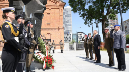 Warszawa, 29.05.2023. Prezydent RP Andrzej Duda (3P) złożył wieniec przed pomnikiem Żołnierzy Poległych w Misjach i Operacjach Wojskowych Poza Granicami Państwa, przy ul. Puławskiej w Warszawie. Trwają obchody Dnia Weterana Działań Poza Granicami Państwa oraz Międzynarodowego Dnia Uczestników Misji Pokojowych ONZ. Fot. PAP/R. Guz 