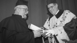 Rektor Uniwersytetu Warszawskiego Włodzimierz Siwiński podczas uroczystości wręczenia Krzysztofowi Pendereckiemu (L) dyplomu doktora honoris causa UW. Warszawa, 21.12.1993. Fot. PAP/A. Rybczyński