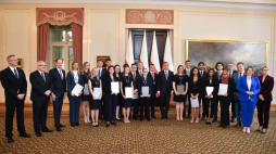 Prezydent RP Andrzej Duda (12P) na spotkaniu z uczestnikami 4. edycji Stażu Prezydenckiego. Fot. PAP/R. Pietruszka