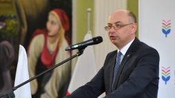 Zastępca prezesa Instytutu Pamięci Narodowej Mateusz Szpytma podczas otwarcia konferencji rocznicowej w Narodowym Instytucie Kultury i Dziedzictwa Wsi w Warszawie w ramach obchodów 42. rocznicy rejestracji NSZZ Rolników Indywidualnych "Solidarność". Fot. PAP/R. Pietruszka