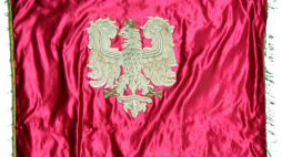 Najstarszy sztandar szkoły łódzkiej z Orłem Białym, przechowywany do dziś w Wydziale Zbiorów Specjalnych Pedagogicznej Biblioteki Wojewódzkiej. Sztandar Szkoły Handlowej Kupiectwa Łódzkiego został wykonany specjalnie na przemarsz ul. Piotrkowską 3 maja 1916 roku. Źródło: Pedagogiczna Biblioteka Wojewódzka im. prof. Tadeusza Kotarbińskiego w Łodzi