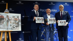 Warszawa, 31.05.2023. Prezes Poczty Polskiej Krzysztof Falkowski (L), prezes Lang Team i dyrektor generalny Tour de Pologne Czesław Lang (C) oraz wicepremier i minister Aktywów Państwowych Jacek Sasin podczas prezentacji okolicznościowego znaczka pocztowego wydanego z okazji 80. wyścigu kolarskiego Tour de Pologne w Warszawie. Fot. PAP/P. Nowak