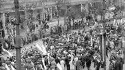 Oficjalny pochód pierwszomajowy we Wrocławiu, 1982. Źródło: domena publiczna