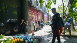 Dyrektorka ŻIH Monika Krawczyk (2L) podczas uroczystości przed pomnikiem Szmula Zygielbojma. Warszawa, 12.05.2023. Fot. PAP/M. Obara