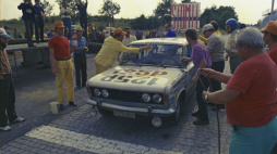 Pobicie Polskim Fiatem 125p FSO trzech rekordów długodystansowych samochodów turystycznych w klasie do 1500 cm sześciennych. Wrocław, 30.06.1973. Fot. PAP/Ch. Niedenthal
