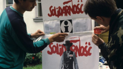 Plakat zaprojektowany przez Tomasza Sarneckiego, z filmowym szeryfem Garym Cooperem na tle napisu „Solidarność”, zachęca do uczestnictwa w wyborach hasłem: W samo południe 4 czerwca 1989. Fot. PAP/J. Morek