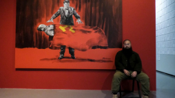 Warszawa, 15.06.2023. Chiński artysta-dysydent Badiucao podczas spotkania przed otwarciem wystawy jego prac pt. „Badiucao. Chiny. Opowieść prawdziwa” w Centrum Sztuki Współczesnej Zamek Ujazdowski w Warszawie. Fot. PAP/Kalbar