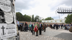 Warszawa, 14.06.2022. Prezes Polskiego Związku Byłych Więźniów Politycznych Hitlerowskich Więzień i Obozów Koncentracyjnych Stanisław Zalewski (CL) i prezes Światowego Związku Żołnierzy Armii Krajowej Leszek Żukowski (C-P) złożyli kwiaty przy Pomniku Drzewa Pawiackiego na dziedzińcu Muzeum Więzienia Pawiak, 14 bm. w Warszawie. Trwają obchody Narodowego Dnia Pamięci Ofiar Niemieckich Nazistowskich Obozów Koncentracyjnych i Obozów Zagłady. Fot. PAP/T. Gzell