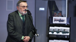 Warszawa, 20.04.2023. Dyrektor Muzeum Katyńskiego Sławomir Frątczak podczas briefingu prasowego dotyczącego przekazania kilkunastu nieznanych dotąd zdjęć dokumentujących zbrodnię katyńską oraz promocji książki „Dla Niepodległej – opowieść o historii i tradycji Służby Więziennej”. Fot. PAP/T. Gzell