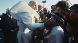 Kraków 23.06.1983. II pielgrzymka papieża Jana Pawła II do Polski, w dniach 16-23 czerwca, pod hasłem: Pokój Tobie, Polsko, Ojczyzno moja. Ceremonia pożegnalna Ojca Świętego na lotnisku Balice. Fot. PAP/J. Morek