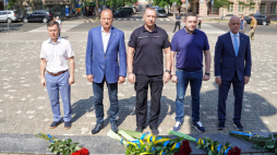 Odessa, Ukraina, 28.06.2022. Burmistrz miasta Gennadiy Trukhanov (P) na uroczystości złożenia kwiatów pod pomnikiem Tarasa Szewczenki w Odessie w Dniu Konstytucji Ukrainy. Fot. PAP/A. Solomonova