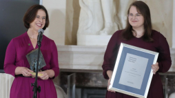 Warszawa, 22.06.2023. P.o. dyrektora Muzeum – Dom Rodziny Pileckich w Ostrowi Mazowieckiej Karolina Kolbuszewska (L) odebrała nagrodę za I miejsce w kategorii "wydarzenie" za otwarcie Muzeum – Dom Rodziny Pileckich na gali "Wydarzenie Historyczne Roku 2022" w Pałacu na Wyspie w Łazienkach Królewskich w Warszawie. Fot. P./Supernak