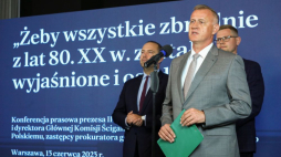 Warszawa, 13.06.2023. Prezes IPN Karol Nawrocki (L), dyrektor Głównej Komisji Ścigania Zbrodni przeciwko Narodowi Polskiemu, zastępca prokuratora generalnego Andrzej Pozorski (2P) oraz wiceminister sprawiedliwości Michał Woś (P) podczas konferencji prasowej w Centrum Edukacyjnym IPN „Przystanek Historia” im. Janusza Kurtyki w Warszawie, dotyczącej projektu „Archiwum Zbrodni” śledztwa w sprawie pobicia osób internowanych w Ośrodku Odosobnienia w Kwidzynie. Fot. PAP/T. Gzell