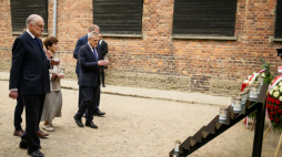 Oświęcim, 14.06.2023. Przewodniczący Światowego Kongresu Żydów Ronald Lauder (L), doradca prezydenta RP Andrzeja Dudy Zofia Romaszewska (2L) oraz wicepremier, minister kultury i dziedzictwa narodowego Piotr Gliński (P) podczas uroczystości na terenie byłego niemieckiego nazistowskiego obozu koncentracyjnego Auschwitz w Oświęcimiu. Trwają obchody 83. rocznicy pierwszego transportu Polaków do KL Auschwitz. Fot. PAP/Z. Meissner