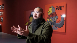 Chiński artysta-dysydent Badiucao podczas spotkania przed otwarciem wystawy jego prac pt. "Badiucao. Chiny. Opowieść prawdziwa" w Centrum Sztuki Współczesnej Zamek Ujazdowski. Warszawa, 14.06.2023. Fot.  PAP/Kalbar