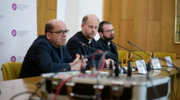 Rzecznik KEP ks. Leszek Gęsiak (C), ks. Grzegorz Lojtek (P) i prezes Fundacji Kultury Duchowej Pogranicza ks. mitrat Stefan Batruch (L) podczas spotkania z dziennikarzami w Sekretariacie Konferencji Episkopatu Polski. Warszawa, 29.06.2023. Fot. PAP/M. Obara