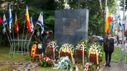 Uroczystości miejskie w 82. rocznicę spalenia Wielkiej Synagogi, przed Pomnikiem Wielkiej Synagogi w Białymstoku. Fot. PAP/A. Reszko