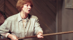 Reżyser Barbara Borys-Damięcka podczas realizacji spektaklu Teatru Telewizji „Boso, ale w ostrogach”. Warszawa, 1996 r. Fot. PAP/Afa Pixx/K. Wellman