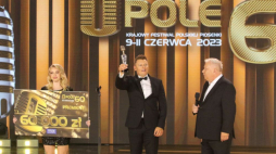 Rafał Brzozowski (C) oraz prezenter Marek Sierocki (P) podczas koncertu "Premiery" 60. Krajowego Festiwalu Piosenki Polskiej w Opolu. Fot. PAP/K. Świderski