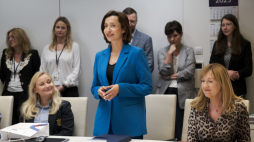 Prof. dr hab. Alicja Jaskiernia (P), dr Aleksandra Chmielewska (L) i Diana Rutkowska-Acewicz (C) podczas ceremonii wręczenia nagród im. dr. Pawła Stępki. Fot. PAP/Kalbar
