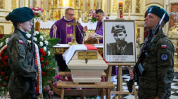 Msza święta pogrzebowa żołnierza Konspiracyjnego Wojska Polskiego Jana Chowańskiego w kościele pw. św. Klemensa w Wągłczewie. Fot. PAP/M. Zubrzycki