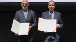 Sekretarz stanu w Ministerstwie Cyfryzacji Adam Andruszkiewicz (P) oraz dyrektor Filmoteki Narodowej Robert Kaczmarek (L) podczas konferencji prasowej w sprawie podpisania umowy w ramach Krajowego Repozytorium Obiektów Kultury i Nauki Kronik@. Fot. PAP/A. Zawada
