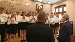 Minister kultury i dziedzictwa narodowego Piotr Gliński (P) podczas wizyty w Państwowej Szkole Muzycznej I stopnia im. Grażyny Bacewicz w Limanowej. Fot. PAP/G. Momot