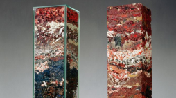 Krzysztof Gliszczyński, „Urny”, 1992–2016, residua pochodzące z malarskiego procesu powstające z formach szalunkowych oraz sypkie w formach szklanych, 188 × 73,5 × 73,5 cm, fot. Krzysztof Krzempek. Źródło: materiały prasowe Zachęty — Narodowej Galerii Sztuki