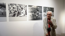 Katowice, 20.06.2023. Emerytowany fotoreporter CAF/PAP Stanisław Jakubowski podczas otwarcia wystawy jego fotografii pt. „Zapiski śląskiego fotoreportera” w Muzeum Historii Katowic. Fot. PAP/Z. Meissner 