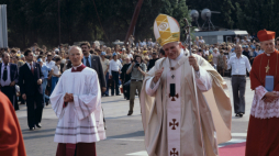 Warszawa 02.06.1979. I pielgrzymka papieża Jana Pawła II do Polski, 2-10 VI 1979 r. Na placu Zwycięstwa Ojciec Święty koncelebrował z kilkudziesięcioma biskupami polskimi i zagranicznymi pontyfikalną mszę świętą; procesja na wejście, obok Jana Pawła II pontyfikalny mistrz ceremonii prałat Orazio Cocchetti, z prawej prymas Polski kardynał Stefan Wyszyński. Fot. PAP/T. Prażmowski