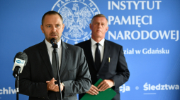 Prezes IPN dr Karol Nawrocki (L) i dyrektor Głównej Komisji Ścigania Zbrodni przeciwko Narodowi Polskiemu, zastępca prokuratora generalnego Andrzej Pozorski (P) podczas konferencji prasowej w siedzibie oddziału IPN w Gdańsku. Fot. PAP/A. Warżawa
